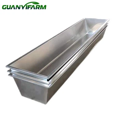 Kovový kŕmny žľab pre dobytok