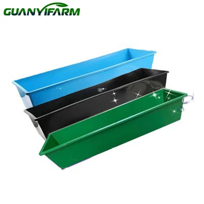 Plastové jasle na kŕmenie koní